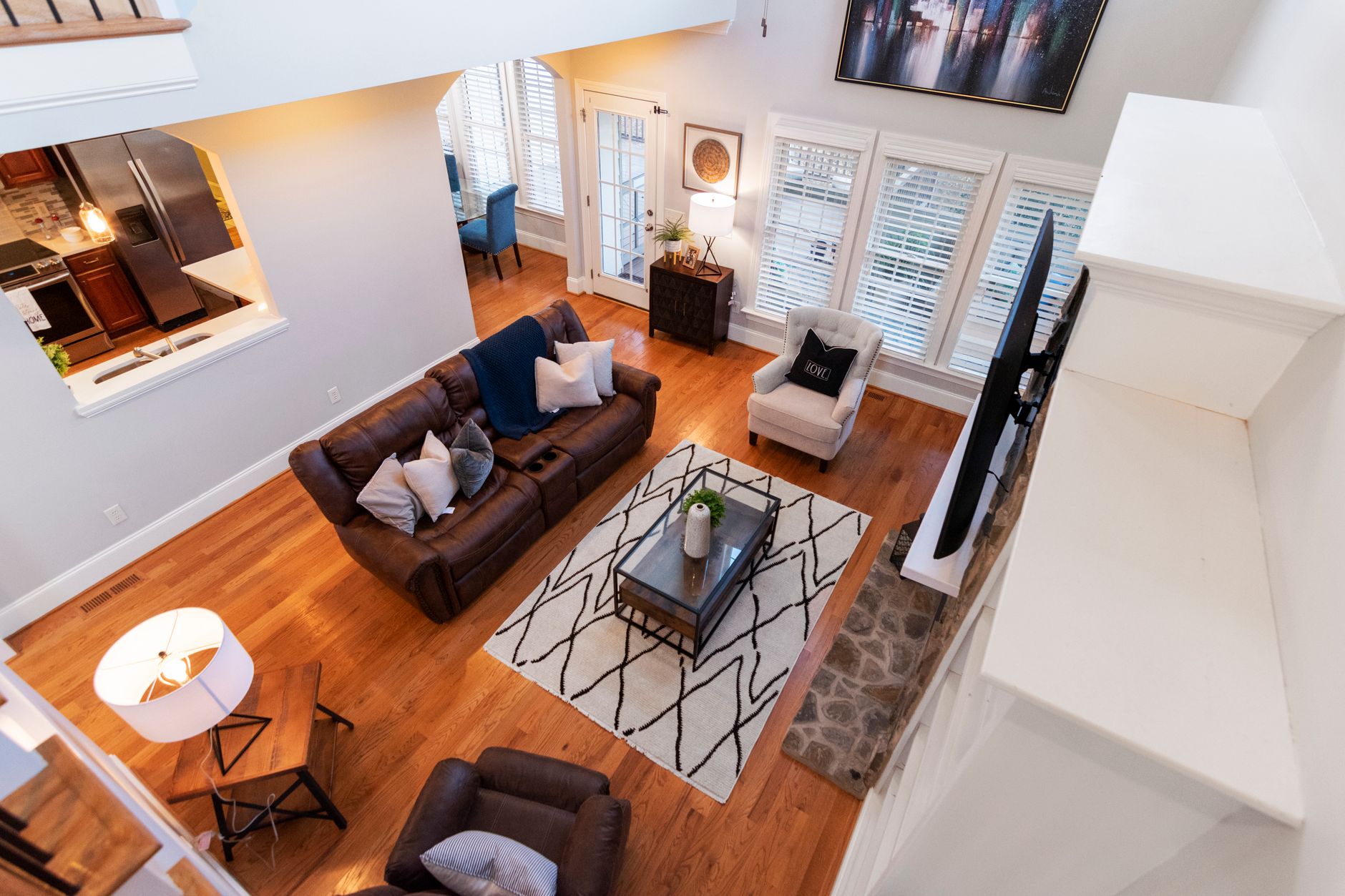 H Living related scene photograph